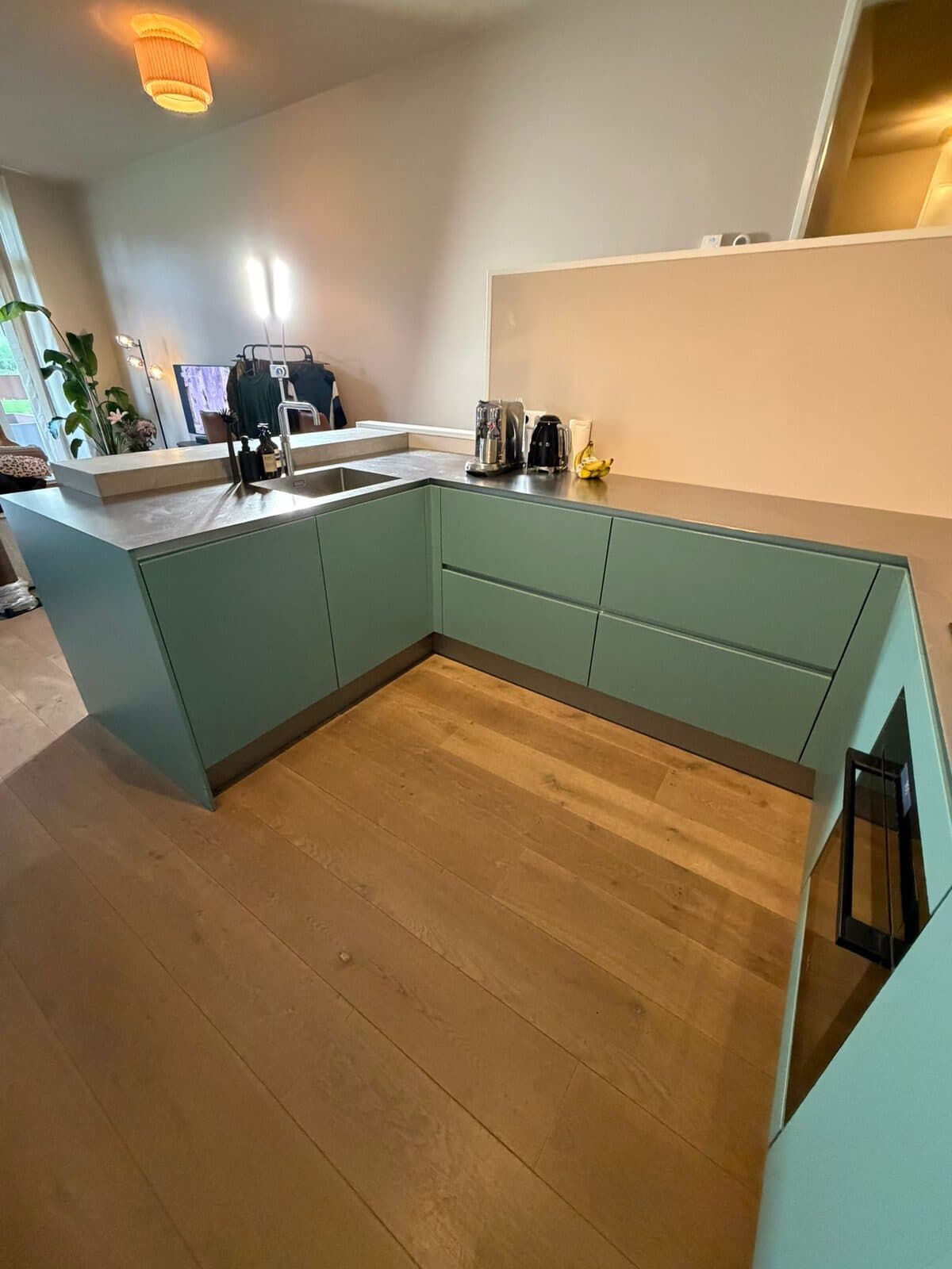 Walnoot houtlook keuken met een petrolblauwe accentwand