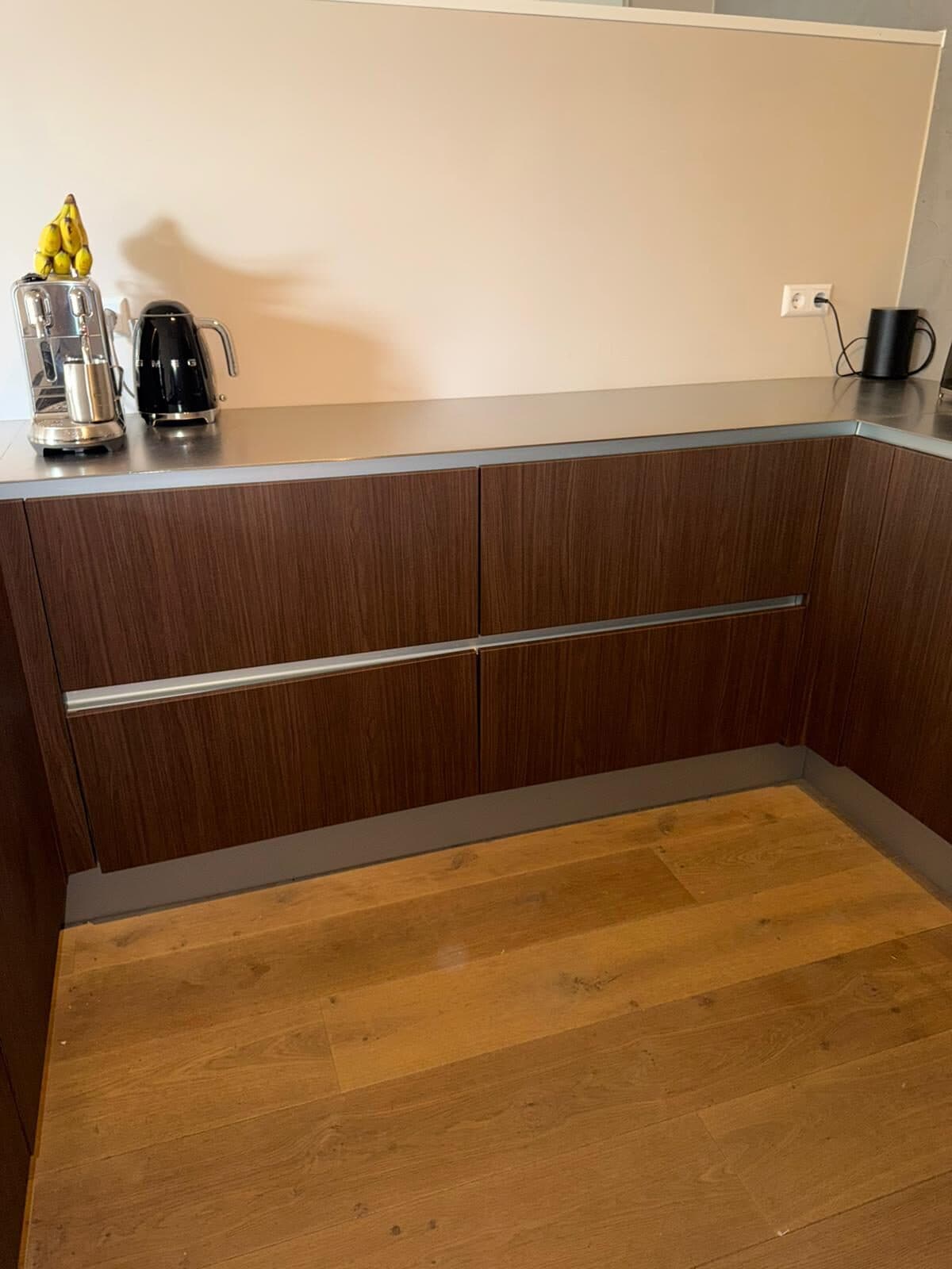 Gewrapte keuken met houtlook fronten in een vakantiewoning.